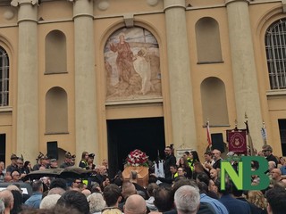L'abbraccio commosso di Candelo a Cristian Bonifacio: "Beato chi ti ha conosciuto" L'abbraccio commosso di Candelo a Cristian Bonifacio: "Beato chi ti ha conosciuto"