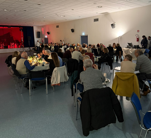 Tavolate piene e musica folk: a Pray una cena dedicata a Sant’Antonio Abate (foto di Pro Loco Pray)