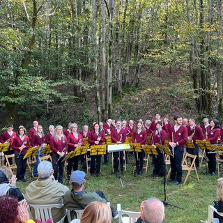 Tante persone in Valsessera per il magico concerto nei boschi del Rifugio Moglietti (foto di Ermanno Orsi)