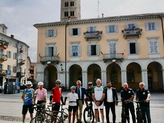 Biella, Olivero e Moscarola incoraggiano Cinzia e Ferruccio verso la salita Pantani Biella, Olivero e Moscarola incoraggiano Cinzia e Ferruccio verso la salita Pantani