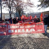 Biella, CGIL in corteo contro il "bilancio ingiusto" FOTO e VIDEO Mattia Baù per newsbiella.it Biella, CGIL in corteo contro il "bilancio ingiusto" FOTO e VIDEO Mattia Baù per newsbiella.it