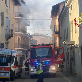 Santhià, appartamento in fiamme al terzo piano: evacuati i residenti