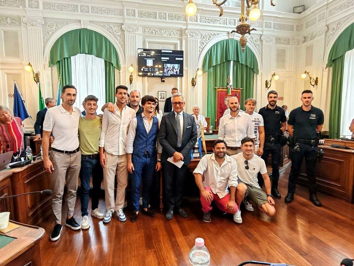 Biella, la squadra del Comune ricevuta dal sindaco assieme alla coppa del Torneo degli Enti 2026 (foto dalla pagina Facebook di Città di Biella)