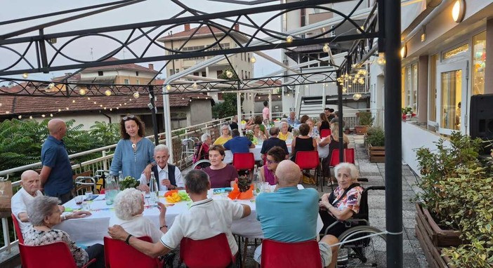 Cena sotto le stelle alla RSA Oasi di Chiavazza: un arcobaleno di colori Cena sotto le stelle alla RSA Oasi di Chiavazza: un arcobaleno di colori