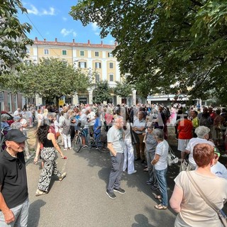 "Giù le mani dai ciliegi": a Biella cittadini in piazza contro il progetto agli Zumaglini FOTO e VIDEO Massimo Giacobbe per newsbiella.it "Giù le mani dai ciliegi": a Biella cittadini in piazza contro il progetto agli Zumaglini FOTO e VIDEO Massimo Giacobbe per newsbiella.it