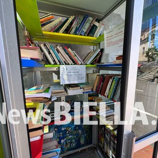 Da cabina telefonica a biblioteca di comunità con oltre 200 libri: a Torrazzo donazioni e visitatori in aumento