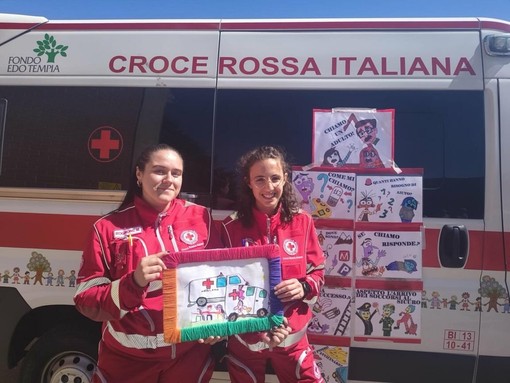 Croce Rossa in visita alle scuole di Ponderano, protagonista il progetto "Bimbi a bordo" (foto dalla pagina Facebook di Croce Rossa Italiana - Comitato di Biella) Croce Rossa in visita alle scuole di Ponderano, protagonista il progetto "Bimbi a bordo" (foto dalla pagina Facebook di Croce Rossa Italiana - Comitato di Biella)
