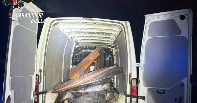 Gaglianico, sorpresi a depredare i tetti del cimitero: recuperati 450 chili di rame FOTO