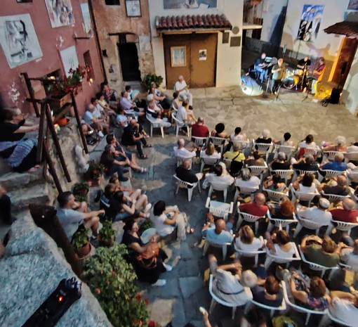 Grande pubblico a Mezzana per la serata omaggio a Lucio Dalla FOTO Grande pubblico a Mezzana per la serata omaggio a Lucio Dalla FOTO
