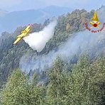 Incendio Monte Barone, nuovo fronte a Cime Bors: intervengono due Canadair Incendio Monte Barone, nuovo fronte a Cime Bors: intervengono due Canadair