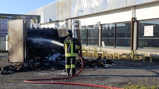 Container a fuoco lungo la Trossi FOTO e VIDEO Mattia Baù per newsbiella.it