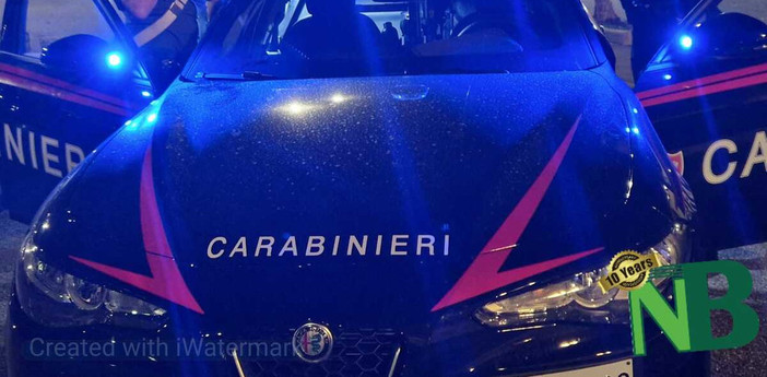 Biella, infrange la vetrina di un bar per una bottiglia di vermut (foto di repertorio)