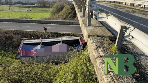 Camion finisce fuori strada e si ribalta in Superstrada (servizio di Mauro Benedetti per newsbiella.it)