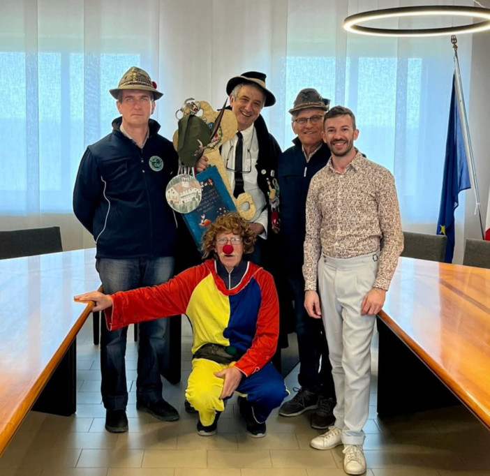 Arriva il Carnevale a Castelletto Cervo, consegna della chiave del paese alla maschera (foto dalla pagina Facebook di Comune di Castelletto Cervo)