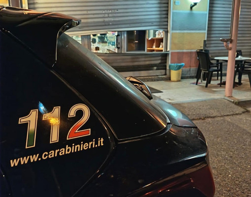 Bar di Roasio nel mirino dei ladri, poi la fuga con l’auto che non si ferma all’alt: investito un Carabiniere