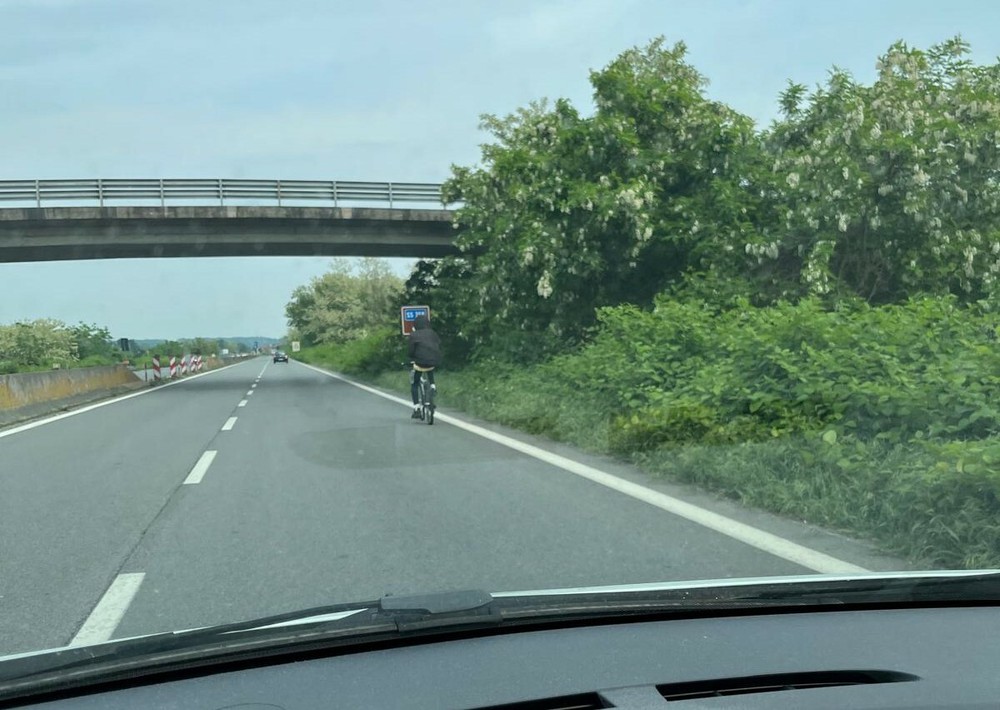 Ciclista sulla superstrada verso Cossato, la segnalazione di un lettore