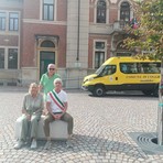 Nuovo volto per piazza XXV Aprile: Coggiola inaugura la piazza e presenta lo scuolabus Nuovo volto per piazza XXV Aprile: Coggiola inaugura la piazza e presenta lo scuolabus