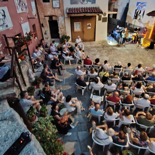 Grande pubblico a Mezzana per la serata omaggio a Lucio Dalla FOTO