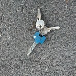 Biella, trovate chiavi per terra: a chi appartengono? Biella, trovate chiavi per terra: a chi appartengono?