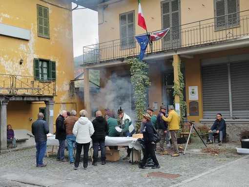 La castagnata degli Alpini scalda Campiglia Cervo e arriva anche sui banchi di scuola FOTO La castagnata degli Alpini scalda Campiglia Cervo e arriva anche sui banchi di scuola FOTO