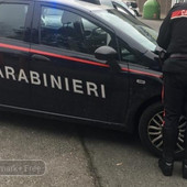 Cerrione, urta un veicolo in sosta e si allontana: a Biella sinistro tra auto e moto (foto di repertorio)