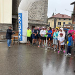 Pioggia e freddo non fermano “A pè par Ciavasa”: in cento al via a Chiavazza FOTO e VIDEO