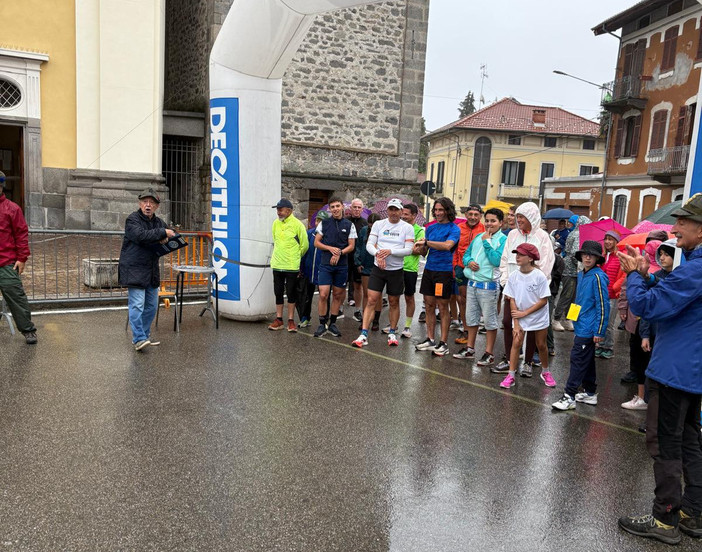 Pioggia e freddo non fermano “A pè par Ciavasa”: in cento al via a Chiavazza FOTO e VIDEO