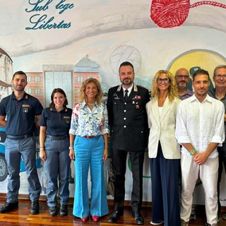 Biella, la Polizia di Stato saluta il Colonnello Marco Giacometti (foto dalla pagina Facebook della Questura di Biella) Biella, la Polizia di Stato saluta il Colonnello Marco Giacometti (foto dalla pagina Facebook della Questura di Biella)