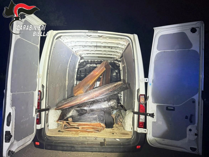 Gaglianico, sorpresi a depredare i tetti del cimitero: recuperati 450 chili di rame FOTO