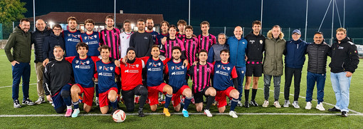 Nell’immagine, atleti e dirigenti di Su Nuraghe-Pizza Flash e F.C. Galileo prima del fischio d’inizio Nell’immagine, atleti e dirigenti di Su Nuraghe-Pizza Flash e F.C. Galileo prima del fischio d’inizio