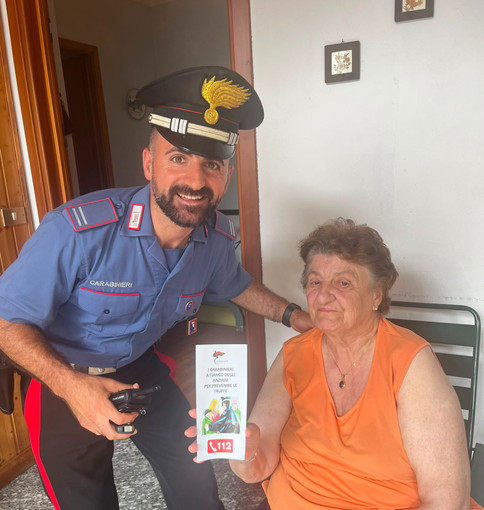 In foto, il Maresciallo Ordinario Fabio Rotolo, Comandante della Stazione Carabinieri di Crevacuore, unitamente alla donna.