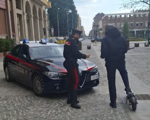 Biella, 7 sanzioni per monopattini elettrici: la stretta dei Carabinieri