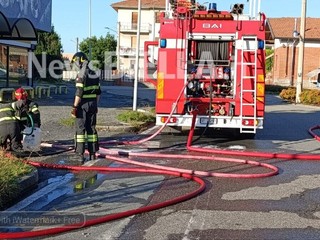 Container a fuoco lungo la Trossi FOTO e VIDEO Mattia Baù per newsbiella.it Container a fuoco lungo la Trossi FOTO e VIDEO Mattia Baù per newsbiella.it