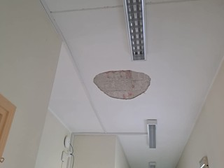 Pralungo, scuola primaria, cadono calcinacci: nessun ferito