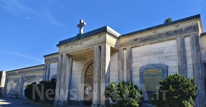Biella, anziana derubata al cimitero di Chiavazza: le strappano la collana mentre visita la tomba del marito