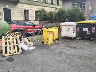 Biella: e attorno alla campana del vetro spuntano anche...uno zaino di scuola e uno stendino Biella: e attorno alla campana del vetro spuntano anche...uno zaino di scuola e uno stendino