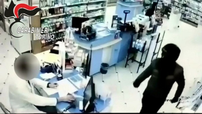 Dal Nord Ovest - Sette colpi in due mesi: arrestato il rapinatore che era diventato il terrore delle farmacie Dal Nord Ovest - Sette colpi in due mesi: arrestato il rapinatore che era diventato il terrore delle farmacie