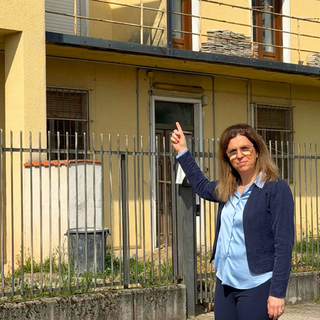 Il sindaco Teresa Ottino, di fronte alla Caserma