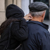 Abbracciato da una sconosciuta ma si ritrova senza la catenina: è successo a Lessona (foto generata con l'IA) Abbracciato da una sconosciuta ma si ritrova senza la catenina: è successo a Lessona (foto generata con l'IA)