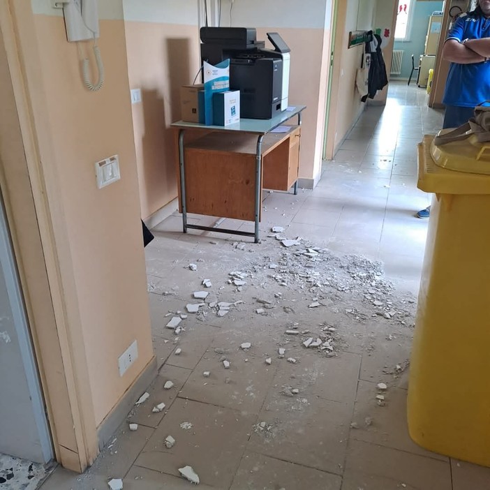 Pralungo, scuola primaria, cadono calcinacci: nessun ferito