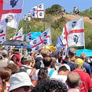 “Cala Finantzia”: la poesia di Nicola Loi e la vittoria di un popolo unito, Sardi sotto le insegne dei Quattro Mori in difesa di Cala Finanza