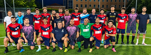 Nell'immagine: gli atleti e i dirigenti di Su Nuraghe-Pizza Flash e di FC Zen prima dell'amichevole disputata sul rinnovato campo sintetico di San Biagio Nell'immagine: gli atleti e i dirigenti di Su Nuraghe-Pizza Flash e di FC Zen prima dell'amichevole disputata sul rinnovato campo sintetico di San Biagio