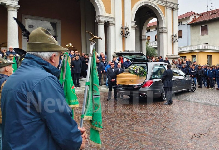 Il cappello alpino, i labari in piazza, una comunità in lutto: l’ultimo addio di Cossato ad Alessandro Piccolo Il cappello alpino, i labari in piazza, una comunità in lutto: l’ultimo addio di Cossato ad Alessandro Piccolo