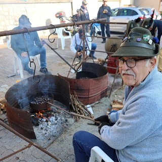 Casapinta, una giornata di tradizione e memoria: castagnata, polenta concia e commemorazione del 4 Novembre FOTO Claudio Nicola