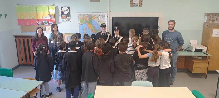 L’Arma dei Carabinieri incontra i piccoli cittadini, lezione di legalità e amicizia per gli alunni di Salussola L’Arma dei Carabinieri incontra i piccoli cittadini, lezione di legalità e amicizia per gli alunni di Salussola