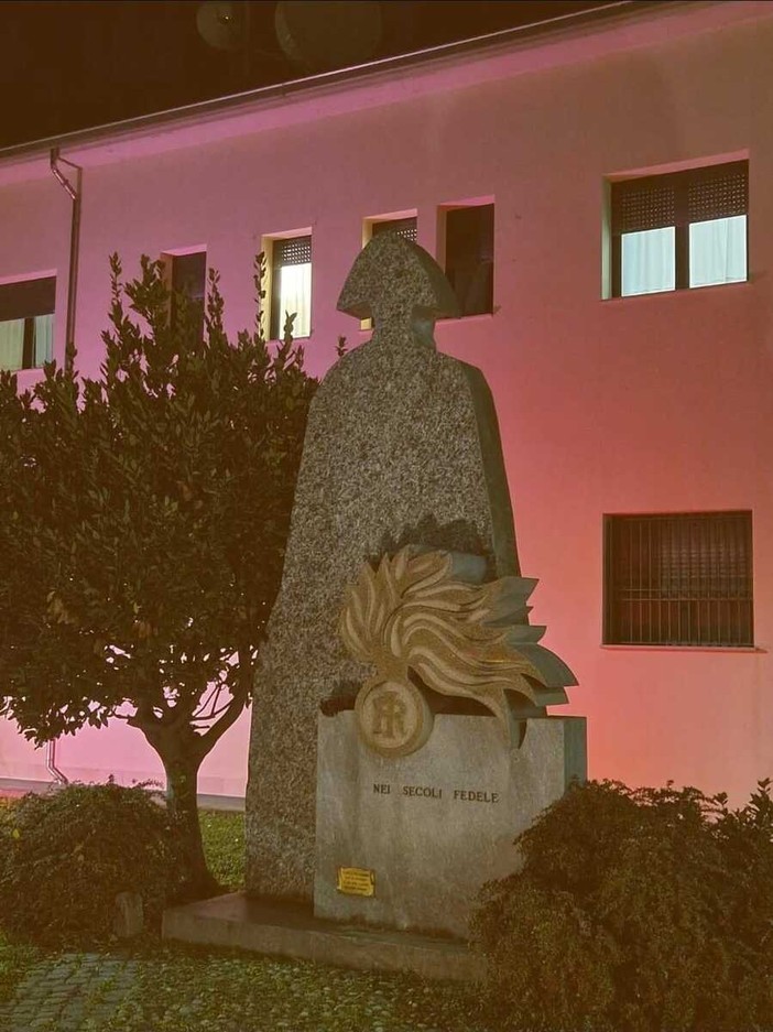 Giornata contro la violenza sulle donne: la caserma dei Carabinieri si illumina di arancione Giornata contro la violenza sulle donne: la caserma dei Carabinieri si illumina di arancione