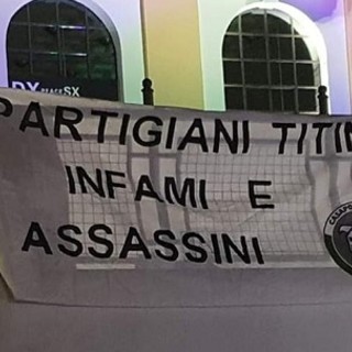 Lo striscione di Casapound "Partigiani titini infami e assassini" anche a Biella