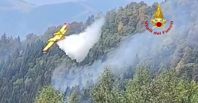 Incendio Monte Barone, nuovo fronte a Cime Bors: intervengono due Canadair Incendio Monte Barone, nuovo fronte a Cime Bors: intervengono due Canadair