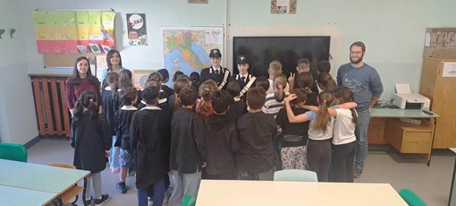 L’Arma dei Carabinieri incontra i piccoli cittadini, lezione di legalità e amicizia per gli alunni di Salussola