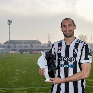 Chiellini dice basta a 39 anni, si ammaina anche l'ultima bandiera bianconera. Chiellini dice basta a 39 anni, si ammaina anche l'ultima bandiera bianconera.